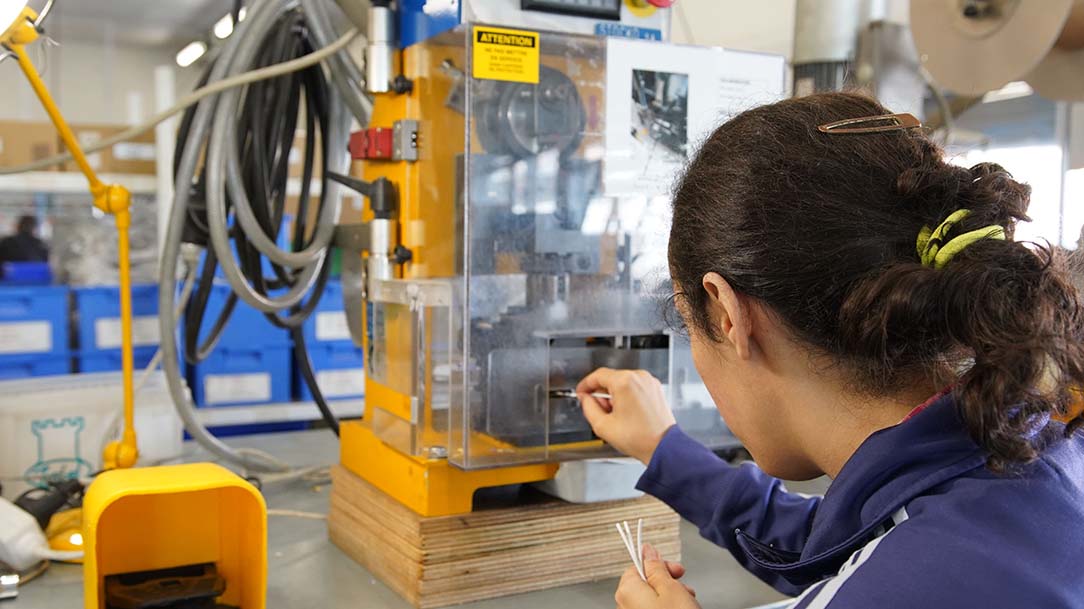 Dénudage de fils en Esat à Vaulx en Velin-Rhône