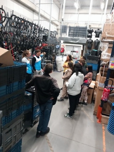 Travailleurs d'ESAT dans l'atelier vélo 